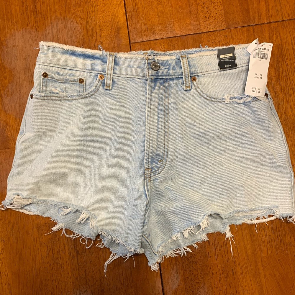 NWT ABERCROMBIE SHORTS//Size 28 or 6R